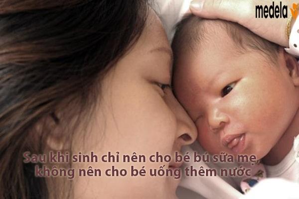 Những phút đầu tiên khi bé chào đời – 24h đầu của con