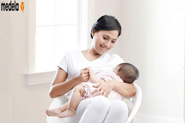Sữa mẹ thay đổi như thế nào và dinh dưỡng cho bé